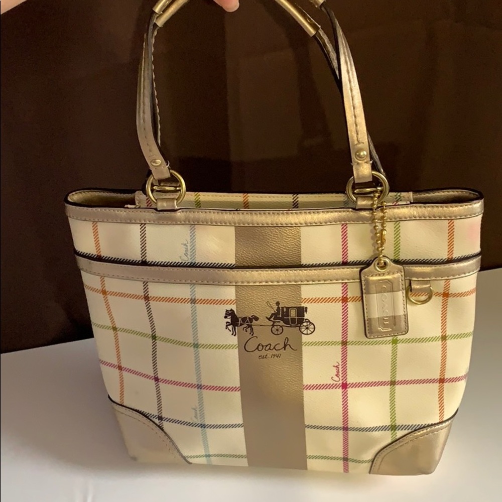 Coach medium size hand bag for sale!